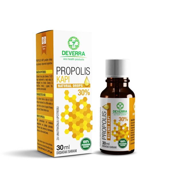 Propolis Kapi 30%: Prirodna Podrška za Jačanje Imuniteta Propolis kapi sa koncentracijom od 30% propolisa predstavljaju efikasan dodatak ishrani koji se koristi već dugi niz godina za jačanje imuniteta i podršku opštem zdravlju. Ovi proizvodi su poznati po svojim višestrukim koristima za održavanje otpornosti organizma i zaštite od raznih infekcija. 1. Ključne Koristi Propolisa za Imunitet Imunološki sistem igra ključnu ulogu u zaštiti organizma od bolesti i infekcija. Redovno korišćenje propolisa može doprineti jačanju imunološkog sistema i poboljšanju opšte otpornosti organizma. Propolis se često koristi kao preventivna mera protiv upalnih procesa u različitim delovima tela, uključujući uho, grlo, nos i usnu duplju. 2. Antivirusno i Antibakterijsko Dejstvo Propolis mogu biti koristan i kao prva linija odbrane protiv bakterijskih infekcija, pre nego što se primene antibiotici. Zbog svojih antivirusnih svojstava, takođe je efikasan u borbi protiv virusnih infekcija poput prehlade i gripa. 3. Široka Primena Propolisa Propolis kapi mogu se koristiti u različitim stanjima i za različite svrhe. Na primer, mogu se primeniti kod prehlade, gripa, bakterijskih infekcija disajnih puteva, sinusitisa i drugih stanja koja zahtevaju pojačanu imunostimulaciju. Takođe se koriste kod neprijatnog zadaha, upala grla i afti, kao i za tretiranje herpesa, rana, ekcema i opekotina. 4. Sastav i Način Upotrebe Sastav: 30% propolisa u alkoholnom rastvoru, koji ima raznovrsna dejstva uključujući antibakterijsko, antivirusno, antigljivično, antiseptičko, lokalno anestetičko i antioksidativno delovanje. Upotreba: Preporučena doza je uzimanje 15-20 kapi rastvorenih u malo vode, dva puta dnevno. Mogu se konzumirati direktno ili pomešane sa šećerom ili medom. Pre upotrebe, preporučuje se dobro promućkati bočicu kako bi se sastojci ravnomerno rasporedili. Pakovanje 30ml Deverra Cena se redovno ažurira