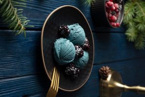 Plava Spirulina u Prahu: Prirodni Izvor Proteina i Antioksidanasa Plava spirulina je superhrana bogata proteinima i moćnim antioksidativnim pigmentom fikocijaninom, koji joj daje karakterističnu plavu boju. Upotreba: Plava spirulina je neutralnog ukusa, što je čini savršenim dodatkom za: Smutije i sokove – dodajte 1-3g u omiljeni napitak Čia puding i jogurte – obogatite doručak ovom superhranom Prirodno bojanje hrane – koristite je za pravljenje plavih sladoleda, kolača i drugih poslastica Veganske recepte – idealna za posne veganske proizvode i zdrave obroke