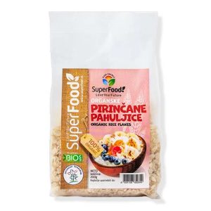 Pirinčane pahuljice bez glutena 200g Pirinčane pahuljice bez glutena su proizvedene od pažljivo odabranih zrna organski gajenog pirinča. Nakon termičke obrade zrna se presuju u ukusne pahuljice. Bogat su izvor složenih ugljenih hidrata, belačevina i prirodni su izvor minerala, magnezijuma i vitamina B grupe. Najčešće se koriste za pripremu zdravog hranljivog doručka. Upotreba: Jednu šolju pirinčanih pahuljica preliti sa dve šolje tople vode ili neke druge tečnosti. Po želji dodati sušeno voće i orašaste plodove. Kaša od pirinčanih pahuljica i brusnice: 1 šolja pirinčanih pahuljica 2 šolje vode 1 jabuka 1 kašika naseckanih badema 1 kašika naseckane brusnice Usitniti brusnicu i bademe. Jabuke oljuštiti i izrendati. U ključalu vodu dodati pahuljice, narendane jabuke i brusnicu. Kuvati 2-3 minuta. Pripremljenu kašu sipati u činijice, dodati bademe i ohladiti. Sastav: Pirinčane pahuljice organske 100% Nutritivna vrednost u 100g: Energija 1523kJ/365kcal Masti 3,6g od kojih zasić. mas. kis. 0g Ugljeni hidrati 80g od kojih šećeri 2g Vlakna 7g Proteini 10g So 0g Pakovanje 200g Superfood Cena se redovno ažurira