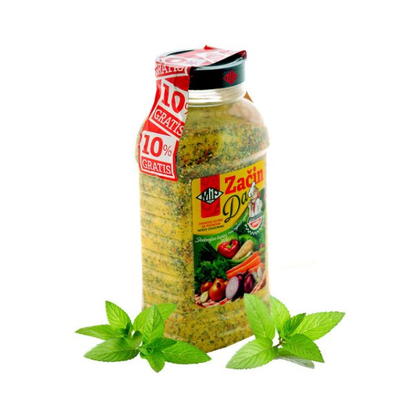 Suvi začin 1kg Suvi začin namenjen je kako mladim domaćicama koje su posvećene dobroj hrani i žele da eksperimentišu u kuhinji. I onim iskusnijim koje žele da im jela budu još ukusnija. Upoznajte i oslonite se na novog saveznika koji spaja ukuse i sve oko vas! Sastav: Kuhinjska so, monatrijum-glutaminat, šećer, sušeno povrće (šargarepa, paškanat, crni luk), dekstroza, začini (peršunov list, celer list), prirodna boja (riboflavin). Uputstvo za pripremu: Dodati jednu kašiku začina na jedan obrok ili po sopstvenom ukusu i kuvati 5-8 minuta. Mega začin poboljšava ukus i aromu supama, jelima sa i bez mesa. Pakovanje 1kg rf Original pakovanje 10 kg Cena se redovno ažurira
