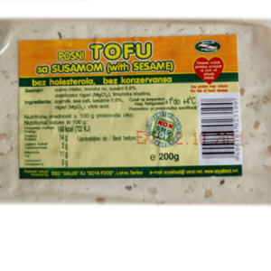 Tofu sa susamom 200g Soya Food Tofu sa susamom je proizvod koji se dobija koagulacijom sojinog mleka uz dodatak nigarija i limunske kiseline. Ova veganska opcija je idealna za dane posta ili za one koji preferiraju biljnu ishranu, budući da ne sadrži sirovine životinjskog porekla. Uz dodatak soje i susama, bez prisustva konzervanasa, veštačkih boja ili aroma, ovo jelo pruža izuzetno ukusan i nutritivan obrok. Karakteriše ga blago slani ukus obogaćen aromom susama, što ga čini prijatnim izborom za sve ljubitelje biljne ishrane. Ovaj proizvod ne samo da pruža ukusno i zdravo jelo već takođe obezbeđuje značajne količine proteina, masti i ostalih hranljivih sastojaka. Sa svojim bogatstvom proteina i niskim sadržajem ugljenih hidrata, tofu je odličan dodatak raznovrsnoj ishrani, Sastav: sojino mleko, morska so, stabilizator nigari (MgCl2), limunsku kiselinu i susam u razmeri od 0.6%. Važno je napomenuti da proizvod sadrži alergene poput soje i susama. Nutritivna vrednost na 100g: Energetska vrednost: 168 Kcal / 702 KJ Masti 11g od kojih zasićene masne kiseline 2g Ugljeni hidrati 2g od kojih šećeri 1.5g Proteini 14g So 1.7g Pakovanje 200g Soya Food Cena se redovno ažurira