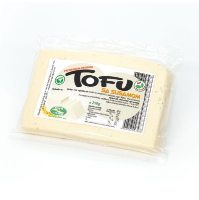 Tofu sa susamom 200g Soya Food Tofu sa susamom je proizvod koji se dobija koagulacijom sojinog mleka uz dodatak nigarija i limunske kiseline. Ova veganska opcija je idealna za dane posta ili za one koji preferiraju biljnu ishranu, budući da ne sadrži sirovine životinjskog porekla. Uz dodatak soje i susama, bez prisustva konzervanasa, veštačkih boja ili aroma, ovo jelo pruža izuzetno ukusan i nutritivan obrok. Karakteriše ga blago slani ukus obogaćen aromom susama, što ga čini prijatnim izborom za sve ljubitelje biljne ishrane. Ovaj proizvod ne samo da pruža ukusno i zdravo jelo već takođe obezbeđuje značajne količine proteina, masti i ostalih hranljivih sastojaka. Sa svojim bogatstvom proteina i niskim sadržajem ugljenih hidrata, tofu je odličan dodatak raznovrsnoj ishrani, Sastav: sojino mleko, morska so, stabilizator nigari (MgCl2), limunsku kiselinu i susam u razmeri od 0.6%. Važno je napomenuti da proizvod sadrži alergene poput soje i susama. Nutritivna vrednost na 100g: Energetska vrednost: 168 Kcal / 702 KJ Masti 11g od kojih zasićene masne kiseline 2g Ugljeni hidrati 2g od kojih šećeri 1.5g Proteini 14g So 1.7g Pakovanje 200g Soya Food Cena se redovno ažurira