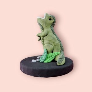 Figurica za tortu – zeleni dinosaurus od fondana na postolju