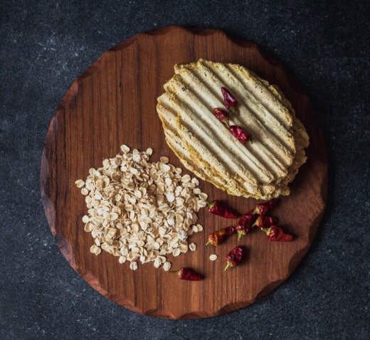 Ovseni hlepčići Deus Crispbread – hrskavi, nutritivno bogati zalogaji bez dodatog šećera.
