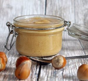 Puter od lešnika – prirodan izvor zdravih masti i minerala, savršen za nutritivno obogaćenu ishranu.