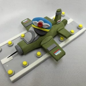 Figurica za tortu vojni avion – dekoracija za dečije torte i tematske rođendane