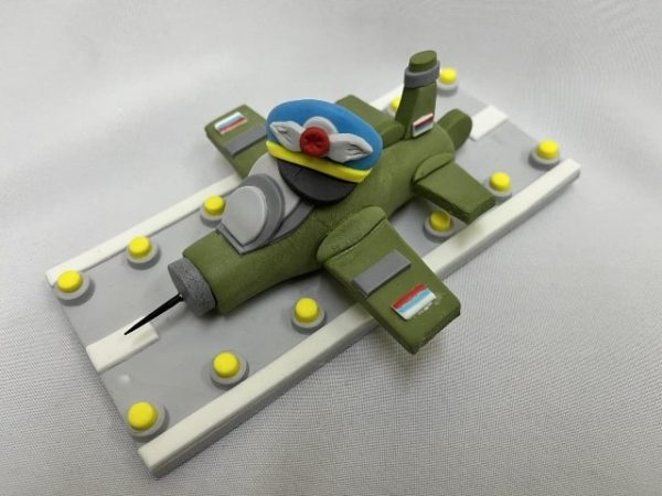 Figurica za tortu vojni avion – dekoracija za dečije torte i tematske rođendane